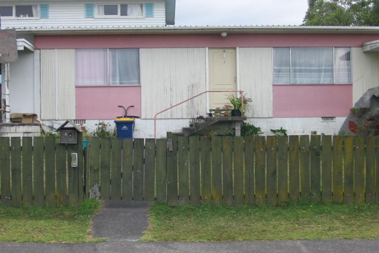 Photo of property in 1/1 Lingfield Street, Glenfield, Auckland, 0629