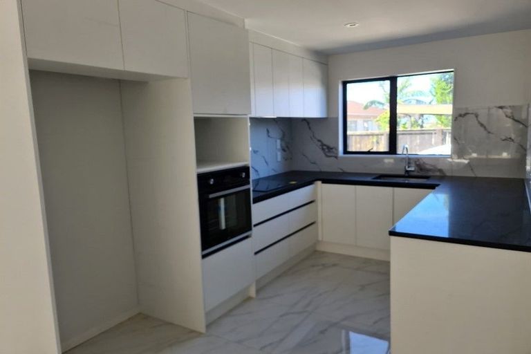 Photo of property in 17 Cassandra Grove, Totara Vale, Auckland, 0629