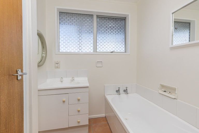 Photo of property in 4 Aramoana Place, Maupuia, Wellington, 6022