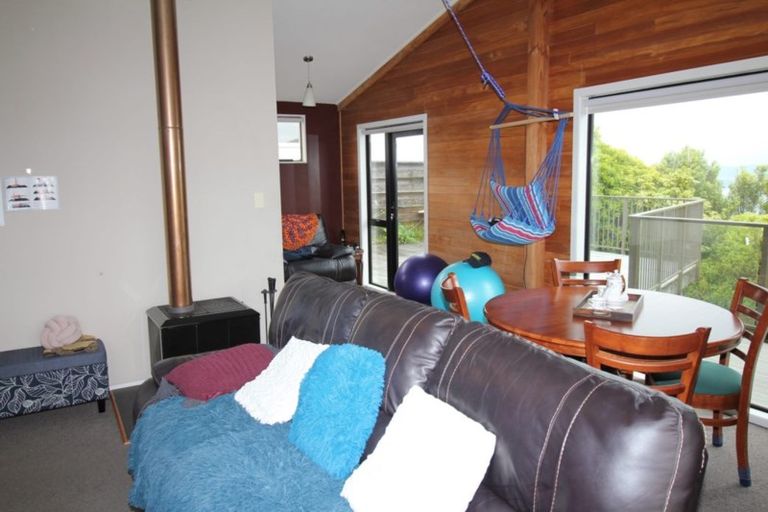 Photo of property in 10 Bayswater Place, Newlands, Wellington, 6037