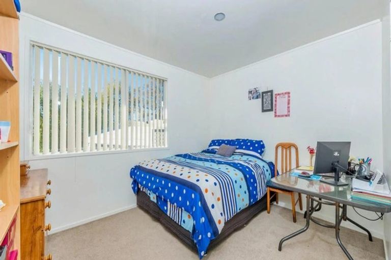 Photo of property in 2 Doone Place, Massey, Auckland, 0614