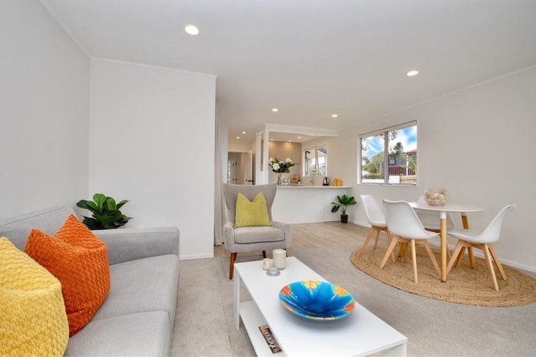 Photo of property in 1/17 Athena Drive, Totara Vale, Auckland, 0629