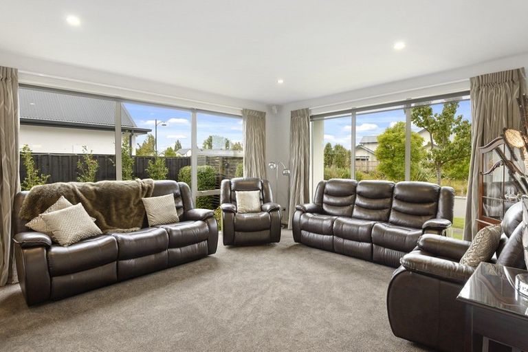 Photo of property in 2 Greenbank Place, Parklands, Christchurch, 8083