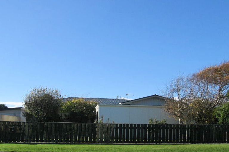 Photo of property in 17 Mazengarb Road, Paraparaumu Beach, Paraparaumu, 5032