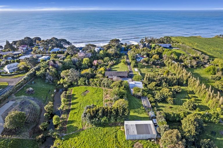 Photo of property in 18 Onaero Beach Road, Onaero, Waitara, 4383