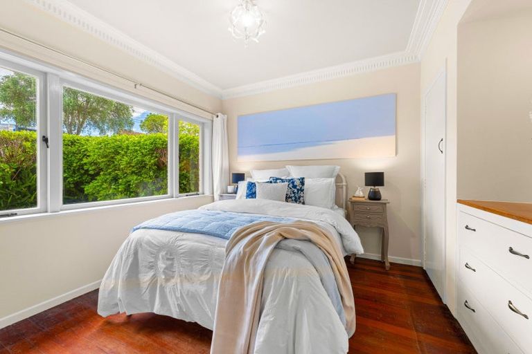 Photo of property in 33 Old Lake Road, Narrow Neck, Auckland, 0624