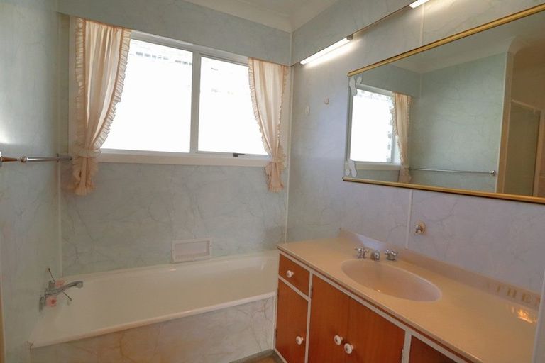 Photo of property in 16 Oberon Street, Stratford, 4332