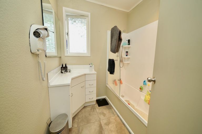 Photo of property in 4 D'urville Place, Kelvin Grove, Palmerston North, 4414