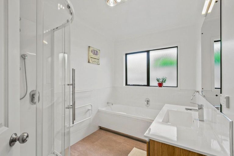 Photo of property in 4 Maple Crescent, Whalers Gate, New Plymouth, 4310