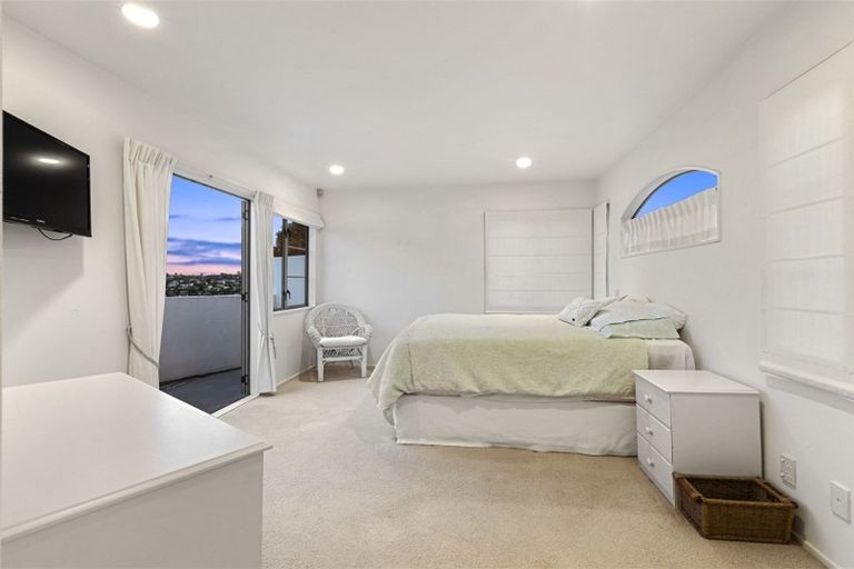 Photo of property in 2/84 Carlisle Road, Browns Bay, Auckland, 0632