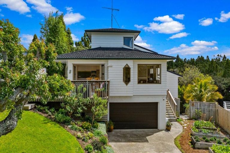 Photo of property in 10 Mosman Place, Chatswood, Auckland, 0626