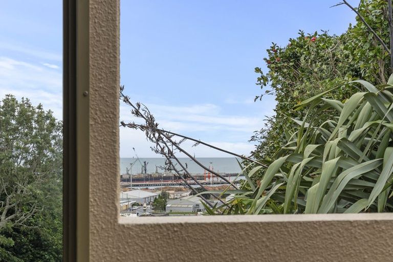 Photo of property in 18 Parris Street, Moturoa, New Plymouth, 4310