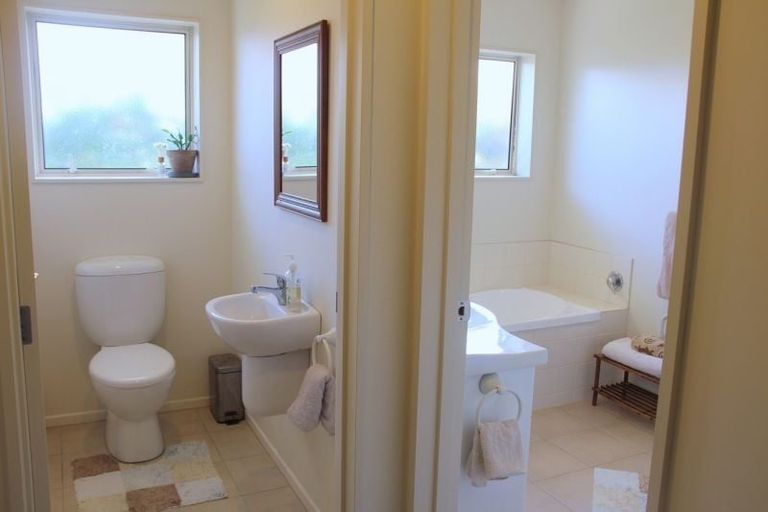 Photo of property in 11 Cascade Way, Paraparaumu, 5032