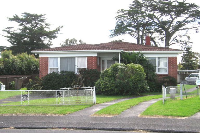 Photo of property in 22 Clinton Avenue, Te Atatu Peninsula, Auckland, 0610