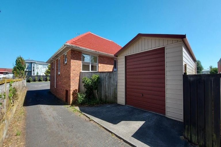 Photo of property in 185 Te Atatu Road, Te Atatu South, Auckland, 0610