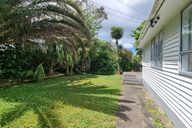 Photo of property in 3 Donovan Avenue, Massey, Auckland, 0614