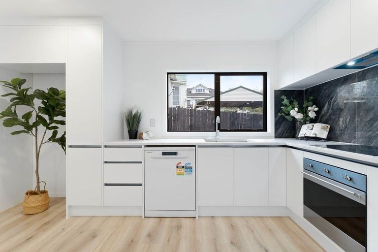 Photo of property in 2/612 Beach Road, Browns Bay, Auckland, 0630