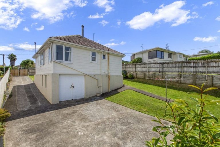 Photo of property in 44 Savoy Road, Glen Eden, Auckland, 0602