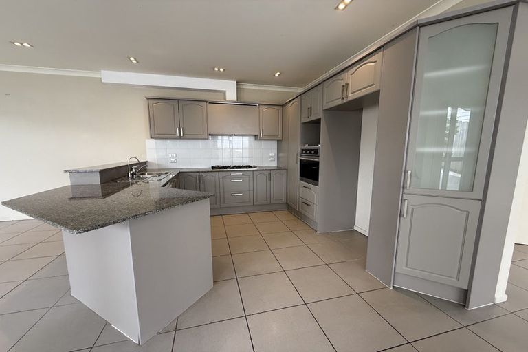 Photo of property in 18 Harrowglen Drive, Northcross, Auckland, 0632