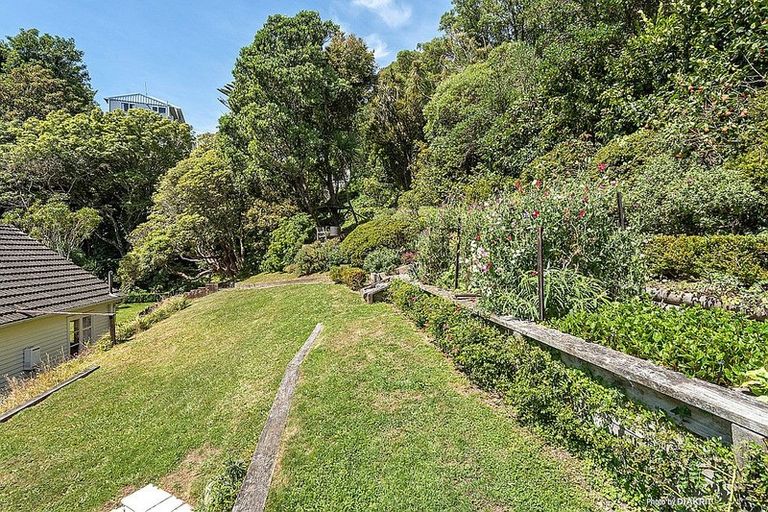 Photo of property in 18 Creswick Terrace, Northland, Wellington, 6012