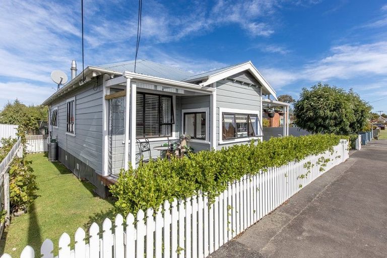 Photo of property in 13 Waverley Street, Waipawa, 4210