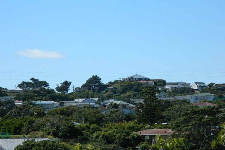 Photo of property in 3 Merritt Way, Newlands, Wellington, 6037