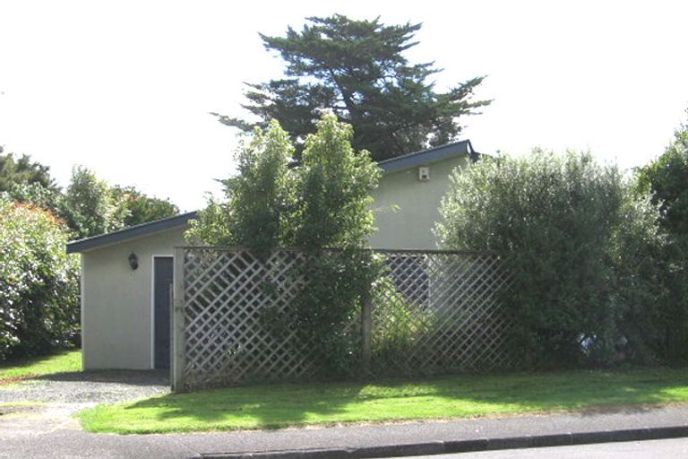 Photo of property in 18 Clinton Avenue, Te Atatu Peninsula, Auckland, 0610
