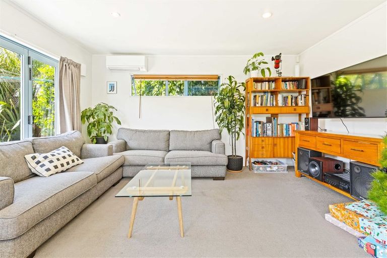 Photo of property in 111 Taikata Road, Te Atatu Peninsula, Auckland, 0610