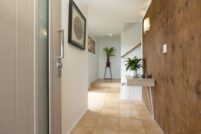 Photo of property in 33 Dawnhaven Drive, Te Atatu Peninsula, Auckland, 0610