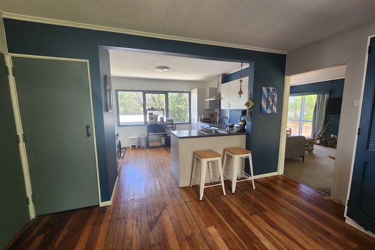 Photo of property in 92 Ruskin Road, Newlands, Wellington, 6037