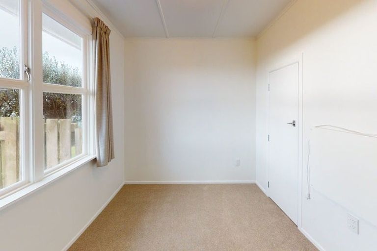 Photo of property in 22 Link Road, Newlands, Wellington, 6037