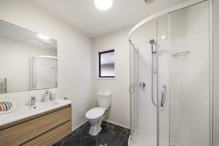 Photo of property in 91 Manhattan Heights, Glendene, Auckland, 0602