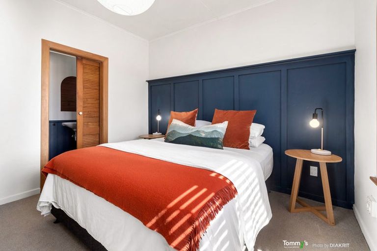 Photo of property in 180 Sutherland Road, Lyall Bay, Wellington, 6022