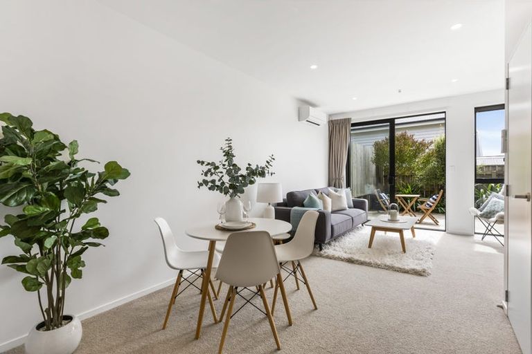 Photo of property in 62u2 Spenmoor Street, Newlands, Wellington, 6037