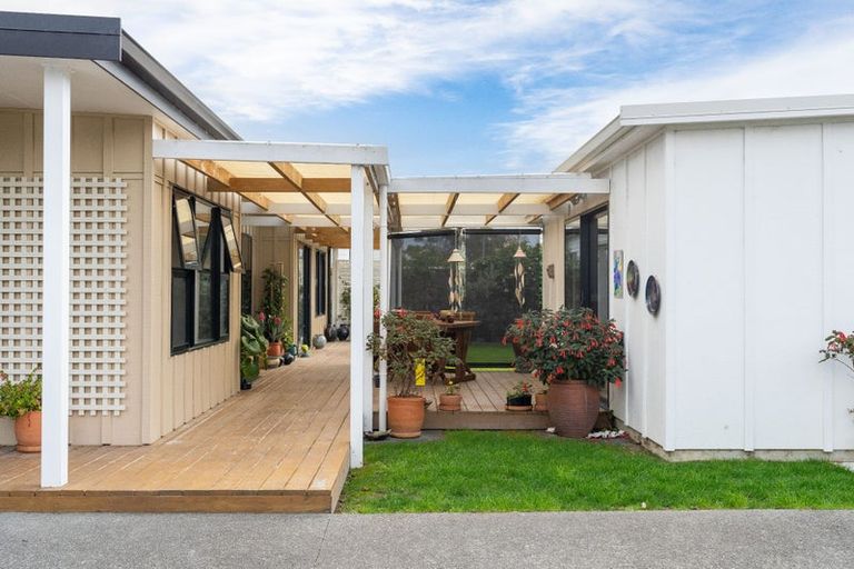 Photo of property in 6 Kingi Te Ahoaho Place, Otaki, 5512