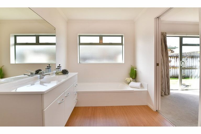 Photo of property in 19 Francis Skinner Place, Orewa, 0931