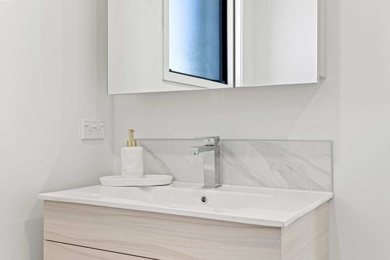 Photo of property in 14/10 Fathom Place, Te Atatu Peninsula, Auckland, 0610