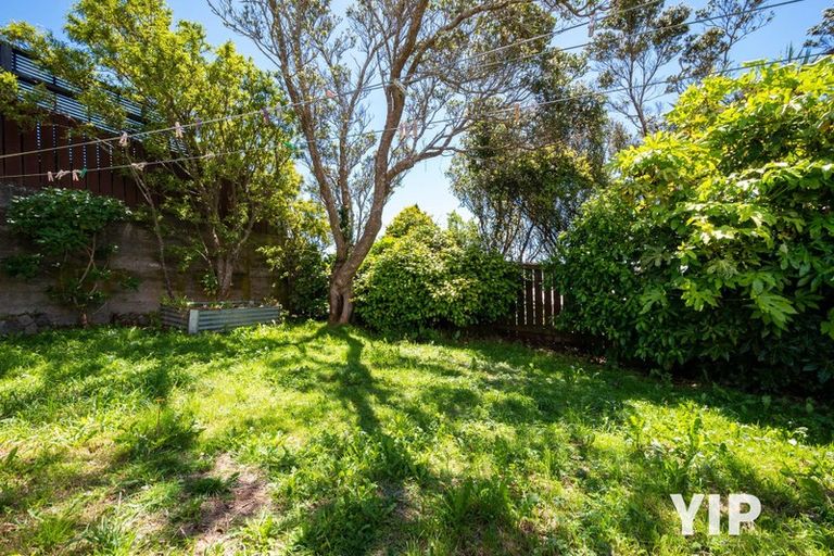 Photo of property in 8 Link Road, Newlands, Wellington, 6037