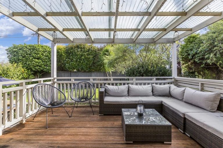 Photo of property in 15 Graham Avenue, Te Atatu Peninsula, Auckland, 0610