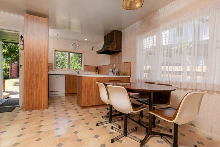 Photo of property in 11 Kingdale Road, Henderson, Auckland, 0610
