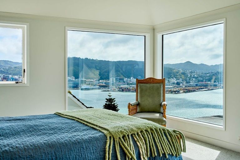 Photo of property in 76 The Crescent, Roseneath, Wellington, 6011