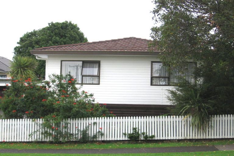 Photo of property in 32 Buscomb Avenue, Henderson, Auckland, 0610