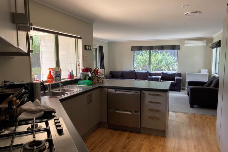 Photo of property in 28 Saunders Close, Whitby, Porirua, 5024