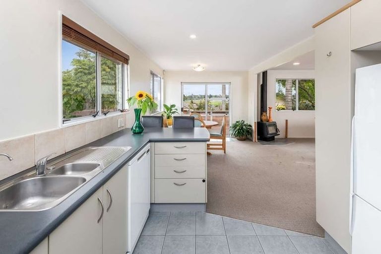 Photo of property in 135 Aviemore Drive, Highland Park, Auckland, 2010