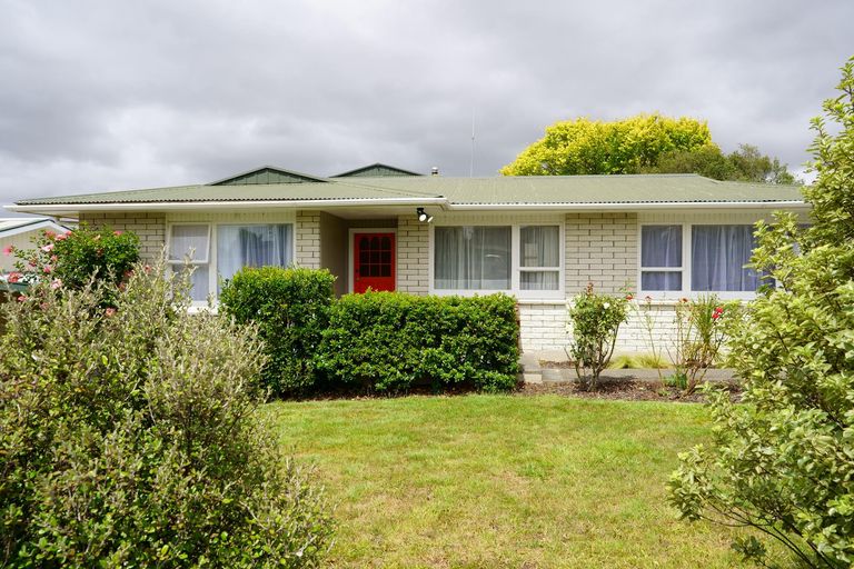 Photo of property in 4 D'urville Place, Kelvin Grove, Palmerston North, 4414