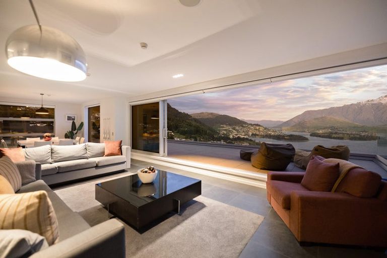 Photo of property in 6 Lordens Place, Fernhill, Queenstown, 9300