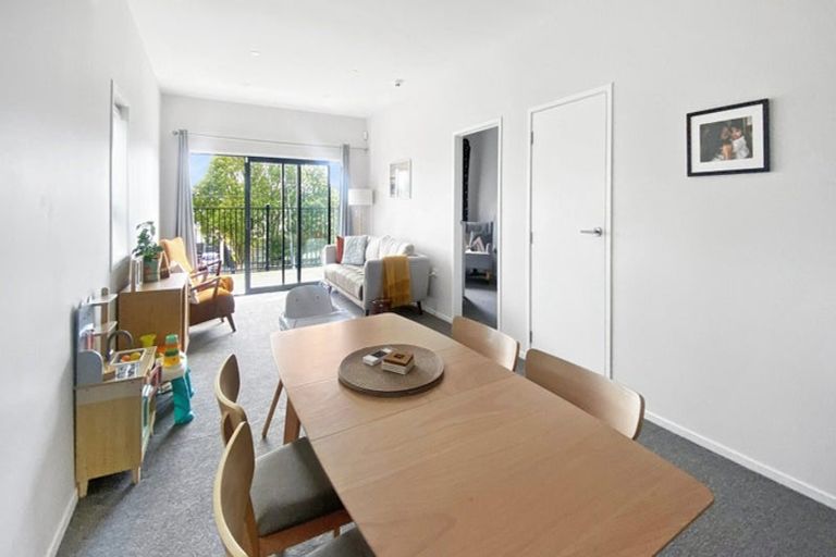 Photo of property in 15 Whakarato Way, Takanini, 2112