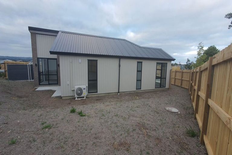 Photo of property in 33 Red Hills Road, Massey, Auckland, 0614