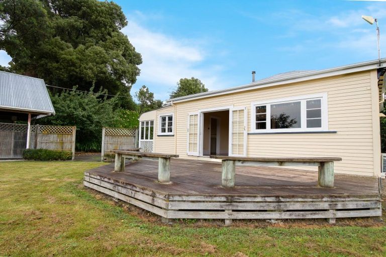 Photo of property in 100 Halcombe Road, Feilding, 4775
