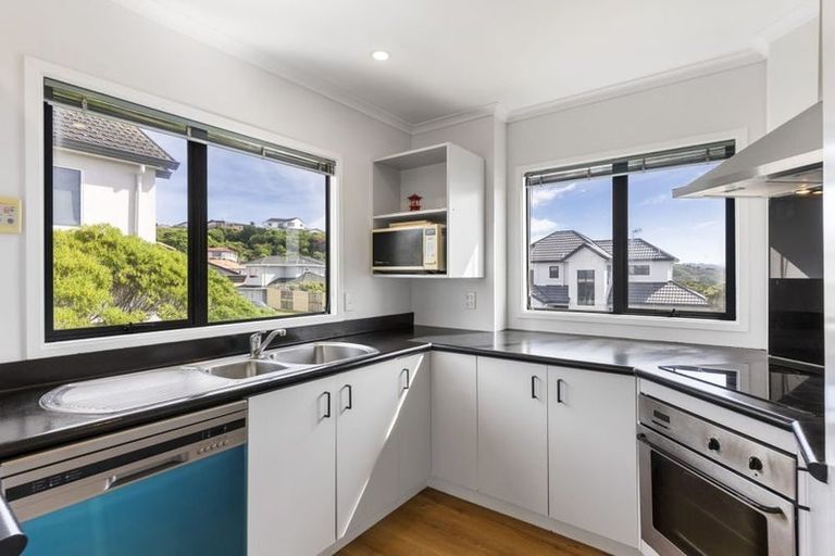 Photo of property in 10 Bennett Grove, Newlands, Wellington, 6037